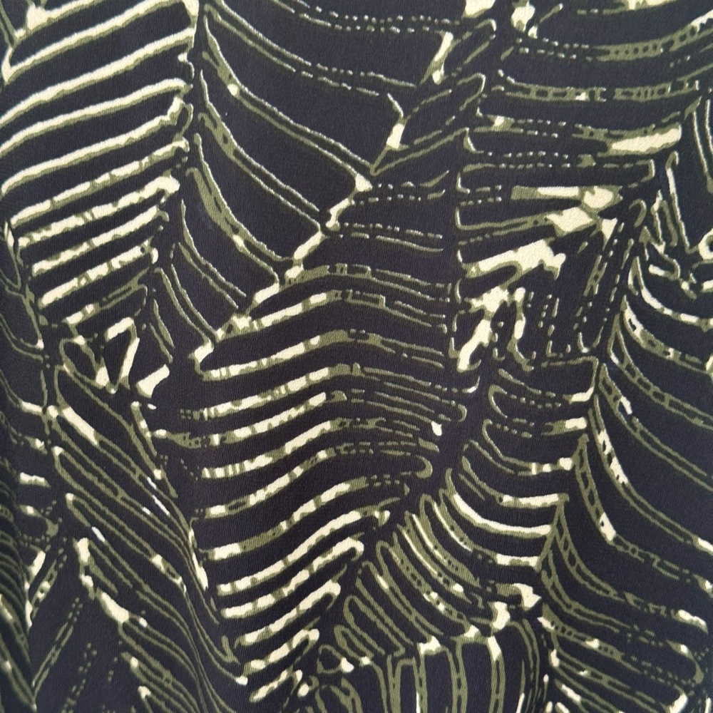 Evereve Navy, Moss and White Palm Leaf Print Camisole size Medium - Picture 3 of 8